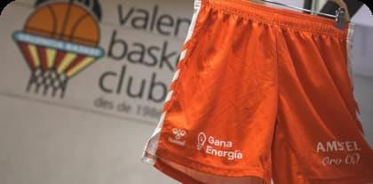 Pantalón de Valencia Basket Club con logo de Gana Energía