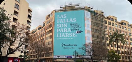 Anuncio de Gana Energía en la fachada de un edificio en Valencia