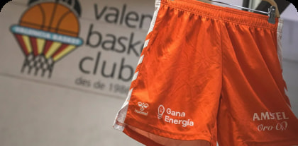 Pantalón de Valencia Basket Club con logo de Gana Energía