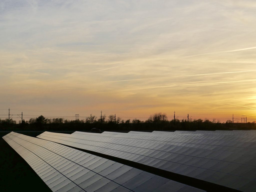 Estación de energía solar rodeada de árboles